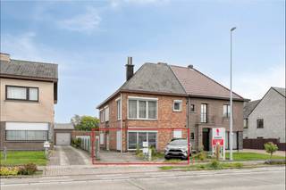 Welkom in Wetteren!<br />Op zoek naar een unieke kans om jouw woondroom waar te maken? <br /><br />Dit prachtige gelijkvloersappartement combineert alle troeven voor comfortabel wonen op een topligging aan de Oordegemsesteenweg 171. <br /><br />Betreed de ruime inkomhal en ontdek een volledig instapklaar appartement met een bewoonbare oppervlakte van 75m² en 2 uitnodigende en lichtrijke slaapkamers.<br /><br />Dit appartement is in het bezit van een stijlvolle badkamer die privacy en comfort biedt voor elke leeftijd.<br /><br />Dankzij de open leefruimte met veel lichtinval is het hier heerlijk vertoeven in eender welk periode van het jaar. <br /><br />Geniet samen van zonnige dagen op het magnifieke gelijkvloersterras of organiseer zomerse barbecues in de royale tuin van maar liefst 300 m². <br /><br />Parkeren is geen zorg dankzij een ruime oprit met daarbijhorend een garagebox; ideaal voor fietsen, tuingereedschap of extra opslag. <br /><br />De ligging is uitstekend: nabij scholen, winkels, openbaar vervoer en met vlotte verbinding naar steden als Gent en Aalst. <br /><br />Dit unieke gelijkvloersappartement is te koop voor slechts €240.000 – een buitenkans voor wie ruimte, comfort of een goede investering zoekt op een uitstekende locatie. <br /><br />Ben je klaar om hier jouw nieuwe thuis te vinden? <br />Bij Albert kom je thuis. <br />Voor meer informatie of een bezoek: https://albert.immo/listing/flat-for-sale-9230-wetteren-7915337