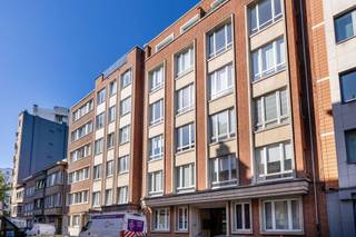 <p>VORST, op slechts 50 m van het Constantin Meunierplein en de Molièrelaan, op de 6e en bovenste verdieping van een kleinschalige en goed onderhouden mede-eigendom, stellen wij u dit lichtrijke penthouse voor van ± 62 m² bewoonbare oppervlakte, met als absolute troef een prachtig terras van ± 34 m² met mooie, open uitzichten over Brussel.</p>
<p>Een zeldzame eigendom in de wijk, ideaal voor wie volop wil genieten van een royale buitenruimte en een aangename woonomgeving vlak bij de Molièrelaan. EPB E- (doelstelling 2033 bereikt), conforme elektriciteit, nieuwe ramen, geïsoleerd dak en kelder vervolledigen de vele troeven van dit appartement.</p>
<p>Een echte blikvanger die u snel moet ontdekken!</p>
<p><span>6e verdieping</span>: appartement "A6"</p>
<ul>
<li>Inkomhal</li>
<li>Leefruimte van ± 25 m² met balkon van ± 4 m²</li>
<li>Volledig uitgeruste keuken</li>
<li>Slaapkamer van ± 12 m²</li>
<li>Badkamer</li>
<li>Prachtig terras van ± 34 m²</li>
</ul>
<p><span>Kelderverdieping</span>: kelder "C7"</p>