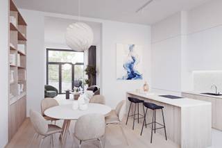 Telefoon: 02 318 18 08 - De Spring Gardens-woningen liggen op een toplocatie in de gemeente Elsene, dicht bij tal van winkels, restaurants en universiteiten. De nabijheid van het openbaar vervoer en de hoofdwegen maakt het gemakkelijk om je te verplaatsen, terwijl de groene ruimtes een oase van rust creëren te midden van de drukte van de stad. Dankzij fotovoltaïsche panelen en versterkte isolatie hebben de woningen energielabels variërend van B tot C voor gerenoveerde woningen, en categorie A voor nieuwe woningen.