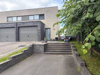 GELIEVE UITSLUITEND TE REAGEREN VIA HUURDERSPROFIEL via deze link : https://immogoffin.mijnhuurprofiel.be/property/0ed42b9c-fd8c-4e34-a791-8aee8b68f3cc<br /><br />Deze halfopen woning met een bewoonbare oppervlakte van 137 m² is gelegen aan de Henri Dunantlaan 45 te Hoeselt, op een perceel van 3a10ca. <br /><br />Op slechts enkele minuutjes rijden ligt het centrum van Hoeselt, met alle dagelijkse voorzieningen zoals winkels, supermarkten, bakkers, scholen,..<br />De oprit van de E313 ligt op een tweetal kilometer, ideaal voor wie een vlotte verbinding zoekt met omliggende steden. Het centrum van Bilzen ligt op een viertal kilometer. <br /><br />De indeling van deze hedendaagse woning is als volgt:<br />Op het gelijkvloers: <br />inkomhal met aparte WC, trap naar de bovenverdieping, open leefruimte met zicht op het terras en op de tuin, een open degelijk uitgeruste keuken inclusief afwasmachine, technische berging achter de keuken, met handige doorloop naar de inpandige garage. <br />Op de eerste verdieping: <br />overloop, hal, badkamer met bad en wc en drie slaapkamers <br />Buiten: <br />Omheinde tuin met een tuinhuis<br /><br />EPC: 266 kWh/(m²jaar) - label C<br />•CV op aardgas<br />•waterverzachter <br />•regenwaterput 5000 liter aangesloten op de 2 WC's en de buitenkranen<br /><br />Oppervlakte: bron EPC<br />BESCHIKBAAR vanaf 01.09.2026.