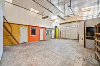 <p>Te koop: polyvalente bedrijfsruimte met showroom en veel potentieel in Zwevegem</p><p>Op een vlot bereikbare locatie in Zwevegem, in een rustige doodlopende straat nabij een belangrijke invalsweg, bevindt zich deze veelzijdige bedrijfsruimte met tal van mogelijkheden. Ideaal als magazijn, atelier, showroom of voor wie wonen en werken wil combineren.</p><p>Wat maakt dit pand uniek?<br />De bedrijfsruimte biedt een oppervlakte van ca. 264 m² (12 x 22 m) en is momenteel ingedeeld in verschillende ruimtes met lichte scheidingswanden. Deze kunnen eenvoudig verwijderd worden, waardoor één grote open werkruimte ontstaat. Verder beschikt het pand over een bureel, een ingerichte keuken, een apart toilet en centrale verwarming op aardgas. De sectionale poort (ca. 3,80 m breed en 3,40 m hoog) maakt de ruimte vlot toegankelijk voor leveringen en grotere voertuigen.</p><p>Via de ruime oprit bereikt u bovendien een afzonderlijke showroom of ontvangstruimte, ideaal voor klantencontact of een aparte kantoorfunctie. Op eigen terrein is er voldoende parkeergelegenheid.</p><p>Voor wie is dit ideaal?<br />Ideaal voor zelfstandigen, ondernemers of investeerders die op zoek zijn naar een flexibele bedrijfsruimte met uitbreidings- en ontwikkelingspotentieel.</p><p>Te koop via Immo Beguin, jouw vastgoedexpert sinds 2009, met kantoren in Ronse, Waregem, Kortrijk, Deinze, Doornik en Lessines.<br />Meer info of bezoek aanvragen via: feline@immobeguin.be</p>