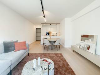 In de prestigieuze Van Bunnenlaan te Knokke bevindt zich dit volledig gerenoveerde tweeslaapkamerappartement op de vierde verdieping van een verzorgde residentie. Dankzij de centrale ligging op wandelafstand van de Kustlaan, Lippenslaan en Dumortierlaan geniet u van alles wat de badstad te bieden heeft.<br /><br />Het appartement beschikt over een inkomhal met gastentoilet, een lichtrijke leefruimte met open, volledig uitgeruste keuken en twee slaapkamers, elk met een eigen doucheruimte. De master bedroom geeft bovendien uit op het terras. Een privatieve kelderberging is inbegrepen.<br /><br />Optioneel kunnen twee staanplaatsen in de residentie worden aangekocht.<br /><br />stedenbouwkundig uittreksel in aanvraag<br /><br />Aarzel niet en maak een afspraak. : 050 62 44 14 of via knokke@immax.be