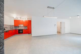WE INVEST Sud-Luxembourg stelt u met plezier dit ruime duplexappartement voor, ideaal gelegen in het centrum van Aarlen, op wandelafstand van het station, winkels, scholen en alle voorzieningen.  Bij het betreden van het appartement komt u in de inkomhal met een apart toilet. Van hieruit bereikt u de lichtrijke leefruimte, bestaande uit een gezellige woonkamer, een eetkamer en een volledig uitgeruste open keuken. Op dit niveau bevindt zich eveneens een praktische wasruimte.  Op de verdieping geeft de nachthal toegang tot drie slaapkamers, waaronder een master bedroom met een eigen badkamer, uitgerust met een ligbad en een dubbele wastafel. Vanuit deze slaapkamer heeft u rechtstreeks toegang tot een balkon van ongeveer 4 m². Verder vindt u op deze verdieping een tweede badkamer, een apart toilet en een dressing/bergruimte.  Het appartement beschikt bovendien over een privatieve kelder en een ondergrondse parkeerplaats.  Technische kenmerken:  Centrale verwarming op aardgas; PVC-ramen met dubbele beglazing; Individuele tellers; EPC: C; Elektrische installatie: niet conform.  Een ruim en praktisch appartement dat alle comfort biedt om volop te genieten van het stadsleven. Ideaal als eigen woning of als investering.  Voor meer informatie of om een bezichtiging te plannen, neem contact op met WE INVEST Sud-Luxembourg via +32 (0)63 33 00 69 of sud.luxembourg@weinvest.be.