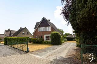 Te koop te Berlare!<br />Bent u op zoek naar een woning met ruimte, een mooie tuin en heel wat mogelijkheden? Deze te renoveren open bebouwing is gelegen op een ruim perceel van bijna 11 are en biedt dankzij de aangename ligging en de ruime indeling een uitstekende basis om er uw eigen thuis van te maken.<br />Via de inkomhal betreedt u de woning. Van hieruit komt u in de aangename leefruimte, die dankzij het zicht op de tuin een mooie verbinding maakt tussen de woning en de buitenomgeving. De woning beschikt daarnaast over een keuken en een badkamer.<br />Op de eerste verdieping bevinden zich drie ruime en aangename slaapkamers. De kamers bieden voldoende ruimte voor een gezin, waarbij de indeling verschillende mogelijkheden biedt afhankelijk van uw eigen wensen en behoeften.<br />De woning beschikt bovendien over een droge kelder waar u perfect kan in rechtstaan, die extra praktische bergruimte biedt. Ook de zolderruimte kan gebruikt worden voor stockage en biedt bijkomende mogelijkheden.<br />Buiten geniet de woning van een bijzonder ruim perceel van bijna 11 are. De tuin is perfect zuidgericht, waardoor u hier gedurende een groot deel van de dag optimaal van de zon kunt genieten. De open bebouwing en de ruime perceeloppervlakte zorgen bovendien voor een aangenaam gevoel van ruimte en privacy. Op het terrein zijn eveneens twee garages aanwezig, wat zorgt voor extra parkeermogelijkheden en bergruimte.<br />De woning is gelegen in Berlare, op korte afstand van de nodige voorzieningen. Winkels, scholen, openbaar vervoer en andere dagelijkse faciliteiten bevinden zich in de nabije omgeving, waardoor u kunt genieten van een rustige woonomgeving zonder de bereikbaarheid uit het oog te verliezen.<br />Deze woning vormt een interessante opportuniteit voor wie op zoek is naar een ruime open bebouwing op een groot en zonnig perceel en bereid is om de woning naar eigen smaak en wensen te renoveren. Dankzij de drie ruime slaapkamers, de verschillende bergruimtes, twee garages en de grote zuidgerichte tuin beschikt de woning over een solide basis met heel wat mogelijkheden.<br />Contacteer collega Bernhard 0476 022 089 of bernhard@cornelis-goeman.be