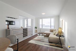 <p><span>In dit instapklare appartement woon je op een boogscheut van het Rivierenhof. Dankzij de nabijheid van bus, tram, velo-stations én de snelle oprit naar de autosnelweg geniet je hier van een uitstekende mobiliteit. Wat ligging en bereikbaarheid betreft, zit je hier dus perfect.</span></p><p><span> </span></p><p><span>Het appartement bevindt zich op de dertiende verdieping van een gebouw met zeventien verdiepingen. Het dak is geïsoleerd volgens de norm 2020. De vaste kosten bedragen €240/maand en omvatten warm en koud water, verwarming, lift, syndicus, vuilophaling en onderhoud van de gemene delen. In 2020-2021 werd het appartement volledig en kwalitatief gerenoveerd en sindsdien piekfijn onderhouden, waardoor je zonder zorgen kan verhuizen. Het PVC-hoogrendementsglas (2020) zorgt voor extra comfort en een goede isolatie.</span></p><p><span> </span></p><p><span>Via de veiligheidsdeur kom je binnen in de aparte inkomhal met ruime ingemaakte kast, waar ook de aansluiting voor een wasmachine voorzien is. Daarna stap je de lichtrijke leefruimte binnen, goed voor zo</span><span>’</span><span>n 34 m². De open keuken is uitgerust met kookvuur, dampkap, spoelbak, ingebouwde oven, microgolf, vaatwasser en frigo. Van hieruit heb je toegang tot het west-georiënteerde terras (3 m²) met een adembenemend zicht over de omgeving. Ook vanuit de 2 slaapkamers (10 m² en 15 m²) geniet je van panoramisch uitzicht. De badkamer (4 m²) is praktisch ingericht en beschikt over een douche en lavabomeubel; het toilet is apart.</span></p><p><span> </span></p><p><span>Tot slot is er nog een privatieve kelderberging aanwezig. Droom jij ervan om elke ochtend wakker te worden met indrukwekkende vergezichten? Mis deze kans dan niet en plan snel je bezoek!</span></p><p><span> </span></p><p><span>Bewoonbare opp. 88 m² ref.: bruto vloeropp. EPC. Voor meer info of een gratis schatting surf naar </span><span><span>www.hansimmo.be</span></span></p><p><span> </span></p>