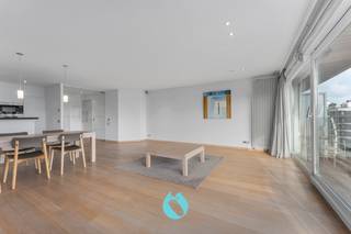 Op de vierde verdieping van de stijlvolle Residentie 'Pagnaert', bevindt zich dit ruim en lichtrijk appartement.Royale woonvoorzieningen met in...
