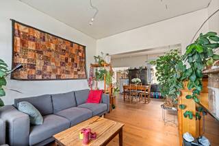 <h3>Bent u op zoek naar <u><strong>een instapklare woning met karakter,</strong></u> ruimte en een gezellige uitstraling? Dan is deze charmante halfopen bebouwing in het rustige en groene Lembeke zeker een bezoek waard.</h3>

<p>Deze gezellige woning combineert hedendaags comfort met een warme, huiselijke sfeer. U beschikt over <strong>3 ruime slaapkamers</strong>, met de mogelijkheid om eenvoudig een <strong>4de slaapkamer</strong> te creëren, ideaal voor grotere gezinnen, een thuisbureau of hobbyruimte.</p>

<p>De lichtrijke leefruimtes stralen gezelligheid uit en vormen het perfecte decor voor aangename momenten met familie en vrienden. Dankzij de renovaties geniet u van een woning die meteen bewoonbaar is, zonder grote werken.</p>

<p>Buiten wacht een aangename <strong>tuin</strong>, een <strong>garage </strong>en <strong>staanplaatsen.</strong></p>

<p><strong>Troeven van deze woning:</strong></p>

<ul><li>Halfopen bebouwing op een aantrekkelijke ligging</li><li>Gerenoveerd en instapklaar</li><li>3 slaapkamers (mogelijkheid tot 4 slaapkamers)</li><li>Gezellige en lichtrijke leefruimtes</li><li>Charmante uitstraling met veel karakter</li><li>Aangename tuin</li><li>Garage aanwezig</li></ul>

<p>Een warme thuis waar charme, comfort en ruimte hand in hand gaan. Ontdek zelf de unieke sfeer van deze woonst. Maak vandaag nog een afspraak voor een bezoek.</p>
<br />