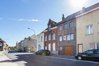 <strong>Zonnestraat 42, 9600 Ronse</strong><br />Bent u op zoek naar een ruime woning te koop in Ronse, vlak bij het stadscentrum? Deze degelijke bel-etagewoning bevindt zich op een centrale locatie, op wandelafstand van winkels, voorzieningen en de Grote Markt van Ronse.<br />De woning beschikt over drie slaapkamers, een ruime garage, een zuidgerichte tuin en een grote bergzolder met uitbreidingsmogelijkheden. Hoewel de woning een opfrisbeurt kan gebruiken, vormt ze dankzij haar solide staat en praktische indeling een uitstekende basis om een gezinswoning van te maken.<br />De extra kamer op het gelijkvloers is ideaal als slaapkamer, thuiskantoor of bureau. Hierdoor is de woning ook bijzonder geschikt voor thuiswerk of de combinatie van wonen en werken.<br /><br />Indeling van de woning: <strong>Gelijkvloers</strong><br />Via de inkomhal bereikt u de ruime inpandige garage, een praktische berging, een afzonderlijk toilet en een extra kamer. Deze kamer kan worden ingericht als slaapkamer, bureau, hobbyruimte of thuiskantoor.<br /><strong>Eerste verdieping: </strong>Op de eerste verdieping bevindt zich een lichtrijke leefruimte met open keuken. De grote raampartijen zorgen voor een aangename lichtinval. Aansluitend is er een handige berging.<br /><strong>Tweede verdieping: </strong>Deze verdieping omvat twee ruime slaapkamers en een badkamer.<br />De ruime zolder biedt heel wat opbergmogelijkheden en kan eventueel worden ingericht als extra slaapkamer, hobbyruimte of werkruimte.<br /><strong>De zuidgerichte tuin</strong> is een belangrijke troef en vormt een fijne plek om in alle rust van de zon te genieten.<br /><br /><strong>Belangrijkste troeven</strong><br />Centrale ligging in het centrum van Ronse<br />Degelijke bel-etagewoning<br />Drie ruime slaapkamers<br />Ruime inpandige garage<br />Zuidgerichte tuin<br />Extra kamer voor thuiswerk of bureau<br />Grote bergzolder met uitbreidingsmogelijkheden<br />Centrale verwarming op aardgas /Overal dubbele beglazing<br /><strong>EPC-label C – geen renovatieplicht</strong><br /><strong>Elektrische installatie conform het AREI</strong><br />Dak in goede staat<br /><br />Wilt u deze woning bezichtigen?<br />Neem contact op met Jens via 0488 98 13 30 of jens@immoboss.be.<br /><br />