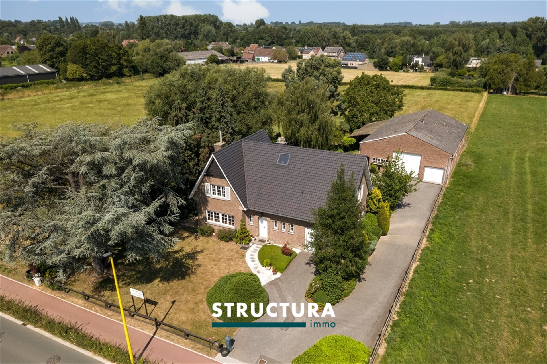 Villa met grote loods, omgeven door groen  - foto 4