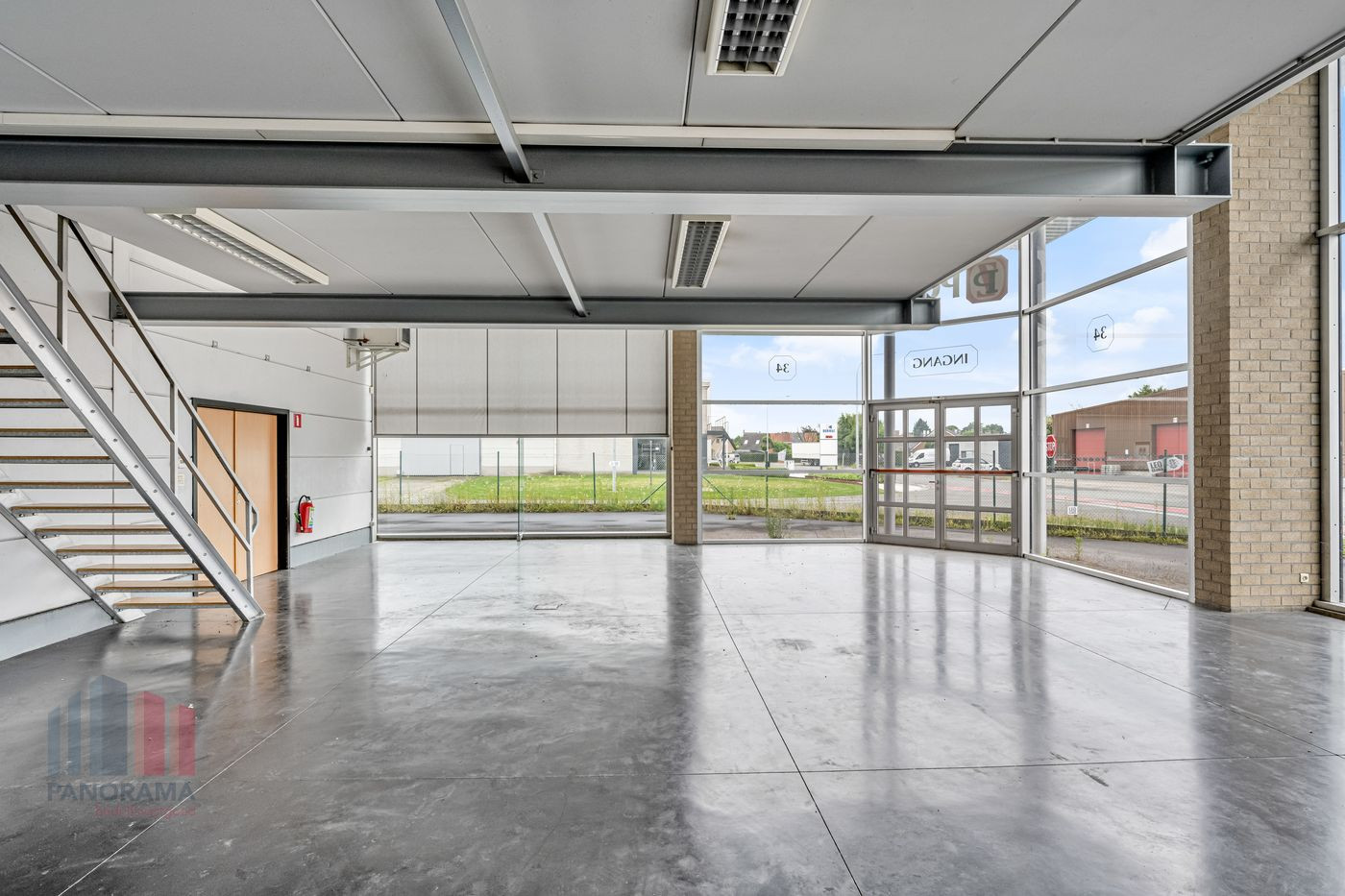 Toonzaal met bureaus en magazijn te huur te Meulebeke. - foto 4