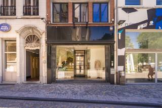 Uitzonderlijk project mits opdeling en renovatiewerken op de verdiepingen zodat er 3 fantastische units met buitenruimte gecreëerd worden. De...