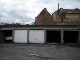 Gesloten garagebox nr 12 op een centrale ligging in de werkhuisstraat te Brugge.