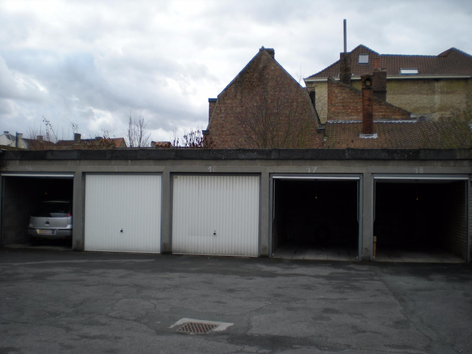 Gesloten garagebox in de Werkhuisstraat te Brugge - foto 1