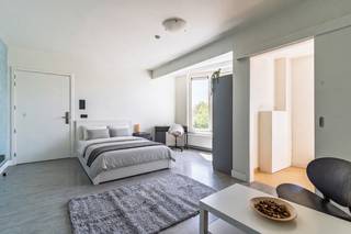 Vous recherchez une opportunité d'investissement ou un logement étudiant pour vos enfants qui font leurs études ? <br /><br />Emplacement idéal :<br />Situé au 70 Jan Delvinlaan, cet immeuble bénéficie d'un emplacement proche du centre de Gand. Les excellentes liaisons avec les transports en commun et la proximité des principaux campus en font un endroit idéal pour les étudiants. De plus, l'immeuble est situé dans un quartier avec un mobiscore de 9,3/10, les commerces sont à portée de main.<br /><br />Aménagement et équipements :<br />Le bâtiment a été entièrement rénové et comprend 36 logements étudiants<br />- Chambres avec ou sans sanitaires privés<br />- Studios<br />- Trois cuisines communes<br />- Espace de vie tendance pour se retrouver entre amis<br />- Jardin commun<br />- Grand local à vélos, idéal pour les étudiants<br />- Ascenseur<br /><br />Pourquoi investir dans ce bien ?<br />- Emplacement idéal : à quelques minutes à pied ou à vélo de plusieurs campus et du centre-ville<br />- Entièrement rénové<br />- Rendement locatif élevé : idéal comme investissement<br />- Espaces communs et privés : flexibilité pour différents groupes cibles<br />- Prêt à emménager : disponible pour la prochaine année universitaire<br />- Vente sous enregistrement<br /><br />Ce bien est parfait pour ceux qui recherchent un logement étudiant ou un investissement au cœur de Gand.<br /><br />Les surfaces utilisées sont des surfaces brutes.<br /><br />Les prix commencent à partir de 160 000 euros pour une chambre et 220 000 euros pour un studio.<br />Contactez Anthony pour plus d'informations au 0488 14 62 77