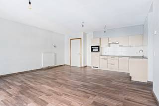 In een recent en kleinschalig appartementsgebouw uit 2016 bevindt zich dit instapklare appartement met twee slaapkamers, gunstig gelegen vooraan op de tweede verdieping. De moderne afwerking, het energiezuinige karakter en de praktische indeling maken van dit appartement een bijzonder interessante woon- én investeringsopportuniteit.<br /><br />De leefruimte biedt een aangenaam open woongevoel met een mooie lichtinval dankzij de grote raampartijen. De parkettegelvloer doorheen het volledige appartement zorgt voor een warme en uniforme uitstraling en is bovendien onderhoudsvriendelijk.<br /><br />Het appartement beschikt over twee volwaardige slaapkamers, een badkamer, en een praktische berging die extra opbergruimte voorziet.<br /><br />Het gebouw biedt bijkomende voorzieningen zoals een ondergrondse parkeergarage met beschikbare autostaanplaatsen (verplicht aan te kopen), garageboxen en kelderbergingen (verplicht aan te kopen).<br /><br />Met individuele zonnepanelen per appartement en een gunstig E-peil geniet dit appartement van een zeer energiezuinig profiel.<br /><br /><u>Troeven</u>:<br />+ Voorzijde van het gebouw<br />+ Twee volwaardige slaapkamers<br />+ Energiezuinig<br />+ Zonnepanelen<br />+ Instapklaar<br />+ Recent en kleinschalig gebouw<br /><br />Interesse in deze woning?<br />Contacteer ons via 03 337 50 70 of info@vbvastgoed.be voor meer info of een bezoek ter plaatse.