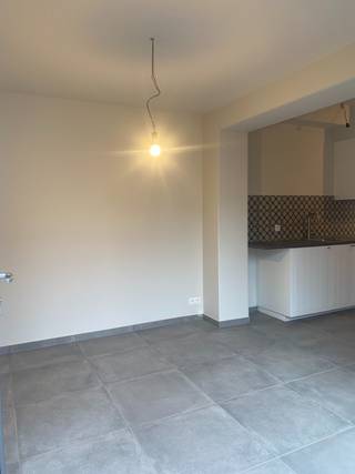 Deze prachtig vernieuwde woning biedt het ideale wooncomfort voor wie op zoek is naar ruimte, licht en een hoogwaardige afwerking. Bij binnenkomst in...