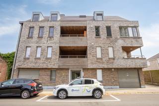 <p><strong>Laakdal: ruim duplex appartement met 3 slaapkamers, lift en autostaanplaats</strong></p>
<p>Dit instapklare duplex appartement is gunstig gelegen in Vorst, deelgemeente van Laakdal, met een vlotte verbinding naar de autostrade op slechts enkele minuten rijden. Daarnaast geniet u van een groene omgeving, terwijl het centrum van Laakdal zich op minder dan 5 minuten bevindt. Openbaar vervoer ligt op wandelafstand en ook het treinstation is in ongeveer 15 minuten bereikbaar.</p>
<p>Het appartement maakt deel uit van een verzorgd appartementsgebouw uit 2014 en bevindt zich op de tweede en derde verdieping. Met een bewoonbare oppervlakte van maar liefst <strong>134 m²</strong>, een <strong>EPC-label A (97 kWh/m² jaar)</strong> en een privatieve autostaanplaats inbegrepen in de prijs, is dit de ideale woonst voor gezinnen, starters of investeerders.</p>
<p><strong>Indeling:</strong></p>
<ul><li><strong>Tweede verdieping:</strong> inkomhal, gastentoilet, lichtrijke woonkamer met eetplaats, open keuken, wasplaats/berging en twee ruime terrassen aan voor- en achterzijde</li><li><strong>Derde verdieping:</strong> nachthal, drie volwaardige slaapkamers en badkamer met ligbad</li><li><strong>Zolder:</strong> praktische opbergruimte</li><li><strong>Buiten:</strong> privatieve autostaanplaats</li></ul>
<p><strong>Troeven:</strong></p>
<ul><li>Ruim appartement van 134 m² met 3 slaapkamers</li><li>EPC-label A – energiezuinig en instapklaar</li><li>Lift aanwezig in het gebouw</li><li>Autostaanplaats inbegrepen in de prijs</li><li>Twee ruime terrassen</li><li>Elektriciteit is conform</li></ul>
<p>Bent u op zoek naar een ruim en energiezuinig appartement op een gunstige locatie? Plan vandaag nog uw bezoek en ontdek deze topper in Laakdal.</p>
<p><strong>JOUW DROOMAPPARTEMENT. ZO GEVONDEN!</strong></p>