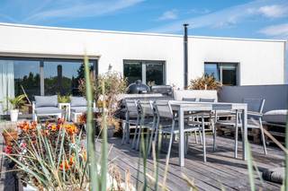 Impressionant appartement met zonnige terrassen te koop nabij centrum Brugge en AZ Sint-Jan. Het appartement geniet van een optimale lichtinval met zicht op een groene omgeving en is voorzien van een kwalitatieve afwerking. De aanzienlijke opp. van 195 m² omvat onder andere 3 slaapkamers, 2 badkamers, een bureau en sauna. De leefruimtes en het slaapgedeelte zijn voorzien van een parket. Bijkomend is er nog een private kelderberging inbegrepen. Grote troef is de energiezuinigheid van het appartement gezien de verwarming gekoppeld is aan het verwarmingsnet van de verbrandingsoven van Brugge.De prijs is exclusief de 3 staanplaatsen (25.000 euro/stuk).Indeling:- Inkomhal met apart toilet- Bureau (31m²) voorzien van ingemaakte kasten en bureaumeubel met zithoek en bio-ethanol haard- Leefruimte met eetplaats (20m²), zithoek (40m²) en connectie met open keuken. Ingericht en voorzien van dubbele frigo, dubbele diepvries, vaat, spoelbak, kookplaat. De leefruimte geeft toegang tot 2 terrassen- Praktische berging- Nachthal met sauna- Kamer 1 (17,5m²) met inbouw kasten en een bureau- Badkamer (8m²) voorzien van bad, douche, dubbele lavabo en toilet- Kamer 2 (9m²) met op maat gemaakte kasten- Kamer 3 (16m²) met op maat gemaakte kasten en eigen douche en lavaboExtra troeven:- energiezuinig- toplocatie nabij Brugge met 180° vergezichten- Voorzien van ingemaakte kasten- 3 ondergrondse staanplaatsen te koop (25.000/stuk)- 3 zonnige terrassen (20m² + 12m² + 75m²)- bureau en eetruimte volledig kunnen afgesloten worden van de leefruimte, ideaal voor thuiswerk