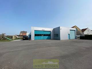 Multifunctionele eigendom op commerciële ligging te Waregem. Uitstekend gelegen met een vlotte verbinding naar de expressweg en de E17!<br /><br />De<strong> woning </strong>is ingedeeld als volgt: kelder, inkomhal met trap naar de eerste verdieping. Daar bevinden zich <strong>2 slaapkamers</strong>, badkamer, praktische berging, en de keuken met zithoek en toegang tot het ruim terras. De bovenverdieping is ingericht tot een gezellige woon- en leefruimte. <br /><br />Verder bevat deze eigendom <strong>2 loodsen</strong> voorzien van sectionale poorten, met een oppervlakte van<strong> 307 m<sup>2</sup> en 242 m<sup>2</sup></strong>. Tevens is er een <strong>bureelruimte </strong>aanwezig met een totale oppervlakte van <strong>71 m<sup>2</sup></strong>. De ruime buitenruimte/koer is geschikt als bijkomende stockageruimte. Door zijn praktische indeling is het geschikt om de ruimtes te herorganiseren/verhuren.<br /><br />Meer info? Contacteer Els Callewaert: 0478 61 64 34 of els@immoroman.be