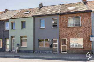 Te koop te Schoonaarde!<br />In het gezellige Schoonaarde bevindt zich deze volledig gerenoveerde woning die comfort en energiezuinigheid moeiteloos combineert. <br />Bij binnenkomst valt meteen de lichtrijke leefruimte op, die dankzij de open indeling een warme en aangename sfeer creëert. <br />Aansluitend ligt de vernieuwde keuken, uitgerust met alle toestellen en voldoende werkruimte, met directe toegang tot het terras en de zuidgerichte tuin, waar je de hele dag door van de zon kunt genieten.<br />Op de eerste verdieping bevinden zich twee volwaardige slaapkamers, ideaal voor een gezin of voor wie extra ruimte wenst voor een bureau of hobbykamer. <br />Via de vaste trap komt u in volledig afgewerkte zolder die perfect kan functioneren als 3de slaapkamer.<br />De badkamer werd volledig vernieuwd en beschikt over een inloopdouche en toilet.<br />Ook op het vlak van energiezuinigheid scoort deze woning bijzonder goed. De aanwezige zonnepanelen zorgen voor een mooie besparing op de energiefactuur. <br />Verder is er een praktische garage/bijagebouw met automatische poort van +-37 vierkante meter.<br />Wandelafstand van station van Schoonaarde. <br />Badkamer is vorig jaar volledig vernieuwd.<br />Wens je meer info of een bezoek: <br />Contacteer Wolf op 0498 54 06 90 of mail naar wolf@cornelis-goeman.be voor een afspraak.
