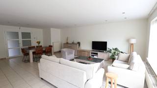 Dit gezellige appartement verwelkomt u via een aangename en ruime inkomhal met gastentoilet. Het appartement is voorzien van een lichtrijke woonkamer met open keuken, voorzien van kookplaat, dampkap, koelkast en oven. Aansluitend vindt u een handige ingerichte berging/wasplaats, ideaal voor extra opbergruimte.<br /><br />De badkamer is voorzien van een ligbad met douchefunctie en een dubbel lavabomeubel. Verder zijn twee ruime slaapkamers aanwezig. Aan de achterzijde van het appartement ligt een ruim terras – een fijne plek om rustig te genieten van het buitenleven.<br /><br />Op het gelijkvloers ligt een mooie ruime garage met automatische poort.<br />Er is geen lift aanwezig. <br /><br />Beschikbaar vanaf <strong>1 oktober 2026! </strong><br />Geen gemeenschappelijke kosten.<br /><br />De ligging is een grote troef: het appartement bevindt zich in het centrum van Rumbeke, met diverse winkels en voorzieningen op wandelafstand. Bovendien is er een vlotte verbinding met de autostrade, wat het woon-werkverkeer erg gemakkelijk maakt.<br /><br /><u>Geïnteresseerd in dit appartement?</u><br />Bezoek www.dicasa.be, klik op het pand van uw keuze en vul via de knop “Ik ben kandidaat” kort uw profiel in.<br />Wij nemen vervolgens contact met u op voor een bezichtiging. Telefonisch afspraken maken is niet mogelijk.