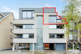 Welkom in residentie “Aline”, een moderne residentie met lift op een zongerichte toplocatie in het hart van Oostkamp. Dit instapklare duplexappartement combineert comfort, licht en gemak op één van de aangenaamste plekken van het centrum.<br /><br />Wonen in alle rust en helderheid<br />Via de inkomhal met gastentoilet stap je binnen in de zeer luchtige living, met een gezellige eet- en zithoek. Grote raampartijen met zonnewering zorgen voor een overvloed aan daglicht. Vanuit de living loop je zo door naar het zuidgericht en ruim terras.<br /><br />De ingerichte keuken met annex bergruimte en wasplaats zorgen voor veel gebruikscomfort.<br /><br />Op hetzelfde niveau vind je een tweepersoonsslaapkamer met aanpalend terras.<br /><br />Via de nachthal bereik je twee slaapkamers en een compleet ingerichte badkamer, voorzien van een enkele lavabo met meubel, een ligbad met douchemogelijkheid en een toilet.<br /><br />Parkeren en berging inbegrepen<br />Bij het appartement horen een overdekte parkeerplaats en een private berging. Ook in de straat en de onmiddellijke omgeving is voldoende parkeergelegenheid onder andere in de ondergrondse openbare parkeergarage in de Schooldreef.<br /><br />Alles om de hoek<br />Winkels, diensten, scholen en openbaar vervoer liggen op wandelafstand. De verschillende verbindingswegen bereik je binnen enkele minuten, ideaal voor wie vlot naar Brugge, Gent of de kust wil.<br /><br />Troeven op een rij<br />• Instapklaar<br />• Gunstig energiepeil (label B)<br />• Toplocatie in het centrum van Oostkamp<br />• Zuidgericht en goed georiënteerd appartement<br />• Overdekte autostaanplaats en berging<br />• Moderne architectuur<br />• Gekeurde elektriciteit<br /><br />Benieuwd of dit appartement jouw nieuwe thuis wordt? Neem contact op voor een bezichtiging.
