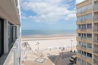 Fully renovated studio with sleeping corner located on the fourth floor of the Residence Emperador, Prosper Poulletstraat 19 in Middelkerke. This studio has a beautiful lateral sea view, a view of the hinterland and is within walking distance of shops and public transport. The facade and entrance hall of the building have recently been completely renovated!Layout: - entrance hall with the possibility of a sleeping corner - living space- installed open kitchen with cupboard space, hob, dishwasher and fridge - bathroom with walk-in shower, toilet and sink- terrace with stunning sea viewsPros:- completely renovated (2025)- side sea view- custom-made cabinets- recent facade renovation- roof already renewed- communal entrance hall completely renewedAre you looking for a renovated studio with sleeping corner and beautiful side sea view for sale in Middelkerke? Don't hesitate and book your visit today!