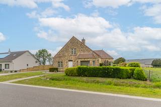 <p></p>
<h2>🏡 Te koop: Ruime, energiezuinige woning (357 m²) met hoogwaardige afwerking in Schoonbroek</h2>
<p>Bent u op zoek naar een uitzonderlijk ruime en lichtrijke woning in een landelijke omgeving? Dan is deze kwaliteitsvolle woning uit bouwjaar 2000 in Schoonbroek absoluut een bezoek waard. Met een bewoonbare oppervlakte van maar liefst 357 m², een EPC-label B en hoogwaardige materialen biedt deze eigendom een unieke combinatie van comfort, ruimte en energiezuinig wonen.</p>
<h3>✨ Indeling gelijkvloers</h3>
<p>We betreden de woning via een ruime inkomhal, die toegang geeft tot de verschillende leefruimtes. De royale woonkamer met erker geniet van een overvloed aan natuurlijk licht dankzij de grote raampartijen en is opgedeeld in een gezellige zithoek en een eetplaats.</p>
<p>Aansluitend bevindt zich de open keuken, die dankzij de grote glaspartijen een prachtig zicht biedt op de tuin. Ideaal voor wie houdt van koken met een open, groen uitzicht.</p>
<p>Via een sas bereiken we een gastentoilet en verder de praktische wasplaats met bijkeuken en ingemaakte kasten. Daarnaast is er een koele berging voorzien, perfect voor extra opslag.</p>
<p>Op het gelijkvloers bevinden zich bovendien twee ruime kamers die flexibel inzetbaar zijn als slaapkamers, bureauruimte of hobbykamer. De eerste badkamer is volledig uitgerust met bad, douche, dubbele lavabo en toilet.</p>
<p>Tot slot is er nog een inpandige garage met sectionale poort.</p>
<h3>🛌 Eerste verdieping</h3>
<p>Via de traphal bereiken we de eerste verdieping, waar zich nog drie ruime kamers bevinden, opnieuw multifunctioneel in gebruik. Ideaal voor grotere gezinnen of wie extra werk- of hobbyruimte wenst.</p>
<p>Verder beschikt deze verdieping over twee badkamers:</p>
<ul>
<li>één badkamer met douche, lavabo en toilet</li>
<li>één badkamer met bad, douche en lavabo</li>
</ul>
<p>Daarnaast is er nog heel wat extra bergruimte dankzij ingemaakte kasten en de zolder.</p>
<h3>🚗 Bijgebouw</h3>
<p>Het bijgebouw biedt extra mogelijkheden en bestaat uit een garage/opbergruimte met twee garagepoorten — ideaal voor hobbyisten, zelfstandigen of extra stockage.</p>
<h3>🌿 Troeven van deze woning</h3>
<ul>
<li>Bewoonbare oppervlakte van 357 m²</li>
<li>Energiezuinig (EPC-label B)</li>
<li>Gebouwd met duurzame, hoogwaardige materialen</li>
<li>Grote raampartijen en maximale lichtinval</li>
<li>Kruipkelder aanwezig</li>
<li>Zeer veel ruimte en flexibiliteit</li>
<li>Landelijke, rustige ligging in Schoonbroek</li>
<li>Perfect geschikt voor grote gezinnen of combinatie wonen/werken</li>
</ul>
<h3>📍 Ligging</h3>
<p>Gelegen in het landelijke en groene Schoonbroek geniet u hier van rust, privacy en ruimte, terwijl voorzieningen en verbindingen vlot bereikbaar blijven.</p>
<hr />
<h3>💡 Samengevat</h3>
<p>Deze uitzonderlijk ruime en energiezuinige woning biedt enorm veel potentieel en comfort voor wie op zoek is naar kwaliteit, licht en ruimte in een rustige omgeving. Een echte buitenkans voor wie landelijk wil wonen zonder in te boeten op luxe en functionaliteit.</p>
<p>📞 Interesse? Contacteer ons vandaag nog voor een bezoek!</p>
<hr />
<p></p>