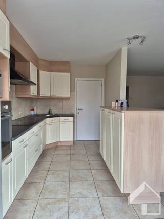 Ruim, energiezuinig appartement met 2 slaapkamers, terras, garage en lift! Gelegen in het centrum van Maria-ter-heide (Brasschaat) vinden we dit...