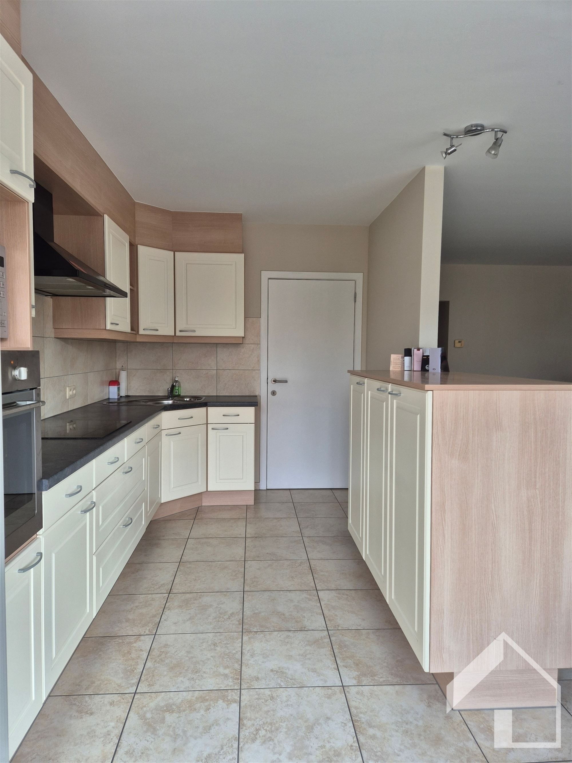 Ruim, energiezuinig appartement met 2 slaapkamers, terras, garage en lift! - foto 2