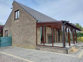 Zoek je een ruime woning met een uitstekende ligging? Dan is dit huis een bezoek waard.<br /><br />Deze woning uit 1990 is gelegen op een perceel van 1408 m² , vlakbij het centrum (scholen, winkels, ...)en heeft een bewoonbare oppervlakte van 180 m² + 50 m² garage en 27m² veranda + pergola. <br /><br />De woning is gelegen in een rustige straat met veel groen.<br /><br />Op het gelijkvloers bevindt zich een ruime leefruimte, een praktische keuken en een verbinding met de tuin via de veranda en pergola, een toilet , een badkamer met bad en douche, één of twee slaapkamers. Op de verdieping bevinden zich één grote slaapkamer en één kleine slaapkamer (nog af te werken), een grote zolder die tot slaapkamer(s) een tweede badkamer kan omgebouwd worden.<br />Kelder van 100 m²<br /><br />Deze woning biedt dus tal van mogelijkheden en is zeker een bezoek waard.<br /><br /><br />