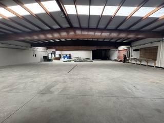 Op zoek naar een grote en toegankelijke opslag. Deze loods van 700 m² is nu beschikbaar voor verhuur.De loods is perfect voor logistieke...