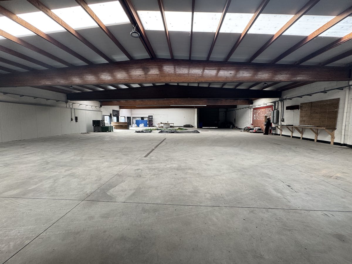 Ruime loods van 700 m² te huur in Sijsele - foto 2