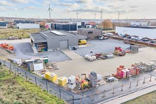 Recent semi-industrieel gebouw met appartement gelegen op het industrieterrein Genk-Zuid, op enkele kilometers van zowel de E313 als de E314 (met directe verbindingen naar Antwerpen, Duitsland en Nederland). Het gebouw bestaat uit een ingericht appartement op de verdieping met een mooi terras, ingerichte kantoren met achterliggend magazijn en luifel. Het terrein van 5469m² is volledig omheind en voorzien van voldoende parkeerplaatsen en een gedeeltelijke verharding. De site biedt mogelijkheden tot uitbreiding of buitenopslag. Verder beschikt het gebouw over een PV-installatie.<br /><br />KENMERKEN GELIJKVLOERS:<br />- oppervlakte: 338m²<br />- indeling: onthaal, ruim open space bureel, vergaderzaal, 3 individuele burelen, keuken/refter, sanitaire ruimte, kleedruimte, technische ruimte<br />- degelijke afwerkingsgraad, volledig ingerichte kantoren, voorzien van airco's op warmtepompen<br /><br />KENMERKEN VERDIEPING:<br />- oppervlakte: 190m² (kantoor: 80m², appartement: 110m²)<br />- indeling: <br />* kantoor: ruime vergaderzaal/multifunctionele ruimte<br />* appartement: mooi ingericht appartement met een ruime woonkamer en open keuken, twee slaapkamers en een ruim terras<br /><br />KENMERKEN BEDRIJFSHAL:<br />- oppervlakte: 362m² + 80m² mezzanine + 192m² luifel<br />- staalconstructie met geïsoleerde wand- en dakpanelen<br />- VH: 6m<br />- 1 elektrische sectionaalpoort<br />- gepolierde betonvloer<br />- inpandig magazijn kleine materialen en refter <br /><br />TROEVEN:<br />- wonen en werken op één locatie!<br />- uitbreidingsmogelijkheden of mogelijkheid voor buitenopslag<br />- PV-installatie<br /><br />Info: 0478/930500 of info@jansenrealestate.be