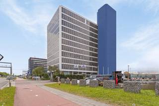 Kantoorgebouw gelegen op een unieke locatie in de Antwerpse Haven, aan de overgang van het Albertdok naar het Leopolddok.<br /><br />* NIEUW* <span>Werkplekken All-Inn formule ook afzonderlijkte huur 1-3 pers. op de 2de verdieping</span>