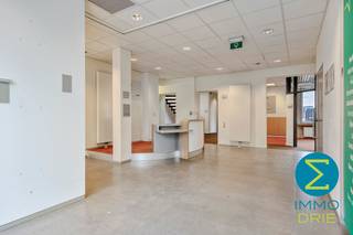 <p><strong>Handelsruimte met kantoren en ruime opslag in centrum Arendonk</strong></p>
<p>Op een uitstekende zichtlocatie in het centrum van Arendonk bevindt zich dit veelzijdige handelsgebouw met tal van mogelijkheden voor zelfstandigen, dienstverleners, handelszaken of bedrijven die nood hebben aan een combinatie van commerciële ruimte, kantoren en opslag.</p>
<p>De gelijkvloerse verdieping beschikt over een ruime onthaal- en handelsruimte die perfect ingericht kan worden als winkel, showroom, kantoor of klantenontvangst. Daarnaast zijn er verschillende afzonderlijke ruimtes aanwezig die kunnen dienen als kantoor, vergaderruimte of personeelsruimte. Dankzij de deels lichte binnenwanden kan de huidige indeling eenvoudig aangepast worden aan de wensen van de nieuwe eigenaar.</p>
<p>Op de eerste verdieping bevinden zich meerdere afzonderlijke kantoorruimtes die ideaal zijn voor administratie, werkplekken of extra commerciële doeleinden. De tweede verdieping omvat een kitchenette met eetruimte, een toilet, een berging en een bijkomende kantoorruimte.</p>
<p>Een absolute meerwaarde vormt de ruime kelderverdieping, bestaande uit verschillende praktische opslagruimtes en technische lokalen. Hierdoor leent het pand zich uitstekend voor ondernemingen die nood hebben aan een aanzienlijke stockageruimte op dezelfde locatie als hun handels- of kantooractiviteiten.</p>
<p>Naast het gebouw zijn drie parkeerplaatsen beschikbaar. Bovendien geniet het pand van een commerciële ligging met uitstekende zichtbaarheid en een vlotte verbinding naar de E34.</p>
<p><strong>Troeven</strong></p>
<p>✔ Handelsruimte op centrale locatie<br />✔ Grote opslagcapaciteit dankzij de volledige kelderverdieping<br />✔ Diverse kantoor- en werkruimtes aanwezig<br />✔ Flexibele indeling met verschillende gebruiksmogelijkheden<br />✔ Goede zichtbaarheid en commerciële uitstraling<br />✔ Parkeergelegenheid naast het gebouw<br />✔ Vlotte verbinding richting E34 en omliggende gemeenten</p>
<p><strong>Ideaal voor ondernemers die op zoek zijn naar een combinatie van commerciële ruimte, kantoren en uitgebreide opslagmogelijkheden op een strategische locatie in het centrum van Arendonk.</strong></p>