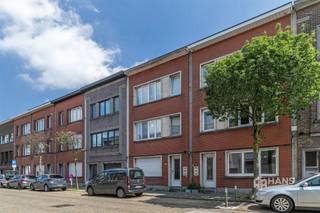 <p><span>Bacchuslaan 26A (1e verd.) - Borgerhout</span></p><p><span> </span></p><p><span>Instapklaar appartement (85 m²) met 3 slaapkamers in Borgerhout.</span></p><p><span> </span></p><p><span>Rustig wonen met alles binnen handbereik? Dat kan hier. Dankzij de nabijheid van Berchem-Station, openbaar vervoer, velo-stations en belangrijke invalswegen geniet je van een uitstekende mobiliteit. Ook het Te Boelaerpark en tal van winkels bevinden zich vlakbij, wat deze locatie extra aantrekkelijk maakt.</span></p><p><span> </span></p><p><span>Het appartement bevindt zich op de eerste verdieping van een kleinschalig gebouw van 2 hoog, waarvan het dak in 2015 vernieuwd is met 12 centimeter isolatie. Het is doorheen de jaren netjes onderhouden en verkeert in goede staat. De elektriciteit is conform, de ramen beschikken over dubbele beglazing in PVC en in 2016 is er een nieuwe verwarmingsketel geplaatst. Dankzij de kleinschaligheid blijven de vaste kosten beperkt en omvatten ze enkel de blokpolis en de verlichting van de gemene delen. Momenteel is het appartement verhuurd aan €1.100/maand, wat het eveneens interessant maakt als investering.</span></p><p><span> </span></p><p><span>Je komt binnen in de inkomhal met praktische vestiairekast. Vooraan bevindt zich de lichtrijke woonkamer (23 m²) met aangrenzend de aparte keuken (6 m²), die uitgerust is met alle hedendaags comfort: kookvuur, dampkap, spoelbak, ingebouwde oven, vaatwasser, frigo en vriezer.</span></p><p><span> </span></p><p><span>Wanneer je naar de achterzijde van het appartement loopt, kom je een eerste slaapkamer van 14 m² voorbij om vervolgens de grootste van 15 m² te bereiken. De derde volwaardige slaapkamer heeft een mooie oppervlakte van 10 m² en biedt toegang tot een terras of extra berging/wasplaats (4 m²). Verder beschikt het appartement nog over een douchekamer met lavabo en toilet. </span></p><p><span> </span></p><p><span>Tot slot staan er nog 2 kelderbergingen ter beschikking. </span></p><p><span> </span></p><p><span>Ben je op zoek naar een instapklaar appartement of zoek je een interessante investering op een gunstige locatie? Mis deze kans niet! Bewoonbare opp. 85 m² – ref.: bruto vloeropp. Voor meer info of een gratis schatting surf naar </span><span><span>www.hansimmo.be</span></span></p><p><span> </span></p>