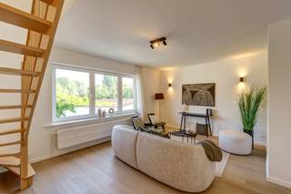 <h3>Instapklare, volledig gerenoveerde bel-etagewoning met 5 slaapkamers, dubbele garage en zonnepanelen in Grimbergen</h3><p>Bent u op zoek naar een ruime, energiezuinige en volledig instapklare gezinswoning? Dan is deze prachtig gerenoveerde bel-etagewoning, gelegen in een rustige straat te Grimbergen, precies wat u zoekt.</p><p>Deze woning werd in <strong>2025-2026 volledig gerenoveerd met kwalitatieve materialen</strong> en combineert hedendaags wooncomfort met een doordachte indeling en een uitstekende energieprestatie. Met een <strong>netto bewoonbare oppervlakte van 245,14 m²</strong> op een perceel van <strong>180 m²</strong> biedt deze woning uitzonderlijk veel ruimte voor het hele gezin.</p><p></p><p>De lichtrijke leefruimte met open keuken heeft een totale oppervlakte van maar liefst <strong>44 m²</strong> en geniet dankzij de grote raampartijen van een overvloed aan natuurlijke lichtinval. De woning beschikt verder over <strong>5 volwaardige slaapkamers</strong> en <strong>2 moderne badkamers</strong>, waardoor ze perfect geschikt is voor grotere gezinnen, thuiswerkers of wie graag extra ruimte heeft.</p><p></p><p>Buiten geniet u van een <strong>onderhoudsvriendelijke tuin</strong>, ideaal om te ontspannen zonder veel onderhoud.</p><p></p><p>Ook op technisch vlak scoort deze woning uitstekend:</p><ul><li><p><strong>EPC-label B</strong></p></li><li><p><strong>Elektrische installatie conform</strong></p></li><li><p><strong>Asbestvrij</strong></p></li><li><p><strong>Zonnepanelen met een vermogen van 5.340 Wp</strong></p></li><li><p><strong>Verwarming op aardgas</strong></p></li><li><p><strong>Dubbele garage</strong></p></li></ul><h3>Troeven op een rij:</h3><p>✔ Volledig gerenoveerd in 2025-2026<br />✔ Instapklaar<br />✔ Netto bewoonbare oppervlakte van 245,14 m²<br />✔ Perceel van 180 m²<br />✔ 5 slaapkamers<br />✔ 2 badkamers<br />✔ Ruime leefruimte met open keuken (44 m²)<br />✔ Veel natuurlijke lichtinval<br />✔ Onderhoudsvriendelijke tuin<br />✔ Dubbele garage<br />✔ EPC-label B<br />✔ Conforme elektriciteit<br />✔ Asbestvrij<br />✔ Zonnepanelen (5.340 Wp)<br />✔ Rustige ligging in Grimbergen</p><p></p><p>Een ideale woning voor wie op zoek is naar ruimte, comfort en energiezuinig wonen op een rustige locatie.</p><p></p><p>Voor meer informatie of een bezoek ter plaatse, contacteer ons vandaag nog op het nummer 015 79 05 83.</p>