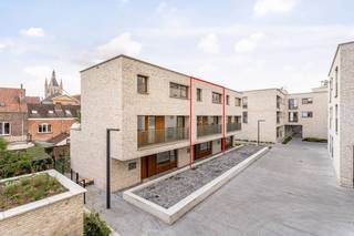 Maison neuve moderne, confortable et économe en énergie à louer au cœur d'Ypres. Cette maison à louer dispose de 3 chambres. <br />Cette maison à louer est en cours de construction le long de la Lange Meersstraat, en plein centre historique d'Ypres.<br /><br />L'architecture de la maison est empreinte de calme. Il tire des éléments typiques de l'environnement, tels que des briques, des fenêtres en bois et des balustrades. Les maisons sont également un exemple classique de construction de haute qualité, économe en énergie et durable. De plus, profitez pleinement de l'espace ouvert et de la tranquillité du site.<br /><br /><br />Cette maison neuve a une surface habitable de 148 m².<br /><br />Disposition :<br />Les maisons sont construites sur 3 étages. Le rez-de-chaussée a été transformé en salon. Des toilettes et un local technique sont également prévus au rez-de-chaussée. Une terrasse spacieuse sera également construite.<br /><br />Premier étage : étage avec 2 chambres et salle de bain. Le premier étage dispose également d'un toit vert spacieux avec terrasse.<br /><br />Au deuxième étage, 2 autres chambres seront fournies, une 2ème salle de bain avec baignoire, un débarras avec branchements pour machine à laver et sèche-linge et une 3ème toilette.<br /><br />Possibilité d'acheter un box de garage souterrain ou une place de parking et un espace de rangement supplémentaire.<br /><br />Dans l'ensemble : <br />- Facilement accessible<br />- Architecture haut de gamme<br />- Tout à proximité<br />- Matériaux durables et intemporels de haute qualité