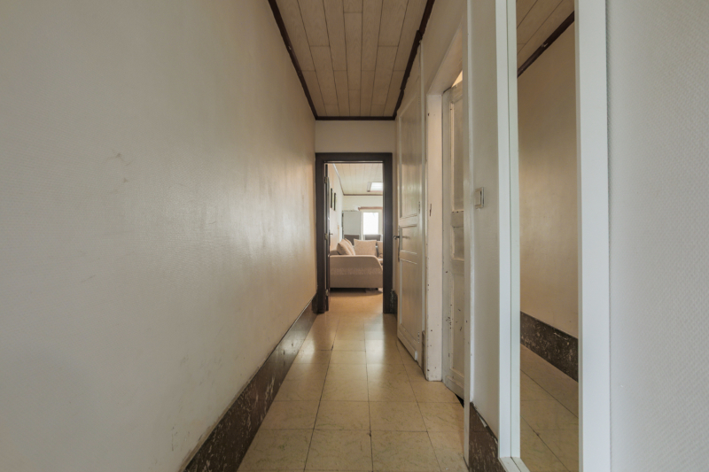 Te renoveren woning met 4 slaapkamers, tuinterras en kleine garage (elektriciteit goedgekeurd...). - foto 4