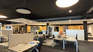 <p>Op de BULO-site, strategisch gelegen vlakbij Mechelen-Noord en met vlotte aansluiting op de E19, bevindt zich deze prachtige kantoorruimte van 700 m². De ligging is ideaal voor bedrijven die zowel bereikbaarheid als uitstraling belangrijk vinden.</p>
<p>Het kantoor is hoogwaardig en stijlvol ingericht met een warm, modern meubilair, volledig instapklaar. Dankzij de grote raampartijen geniet je van een overvloed aan natuurlijk licht, wat bijdraagt aan een aangename en productieve werkomgeving.</p>
<p>De indeling is functioneel en afgestemd op hedendaags werken:</p>
<ul>
<li>
<p>Een ruime meetingroom</p>
</li>
<li>
<p>Meerdere glazen vergaderruimtes</p>
</li>
<li>
<p>Diverse belkotjes voor rustig overleg of videocalls</p>
</li>
<li>
<p>Een volledig uitgeruste keuken</p>
</li>
</ul>
<p>Bovendien zijn er 25 privéparkeerplaatsen beschikbaar, wat een absolute troef is op deze locatie.</p>
<p>Kortom, een inspirerende en professionele werkomgeving die klaar is om jouw team te verwelkomen.</p>