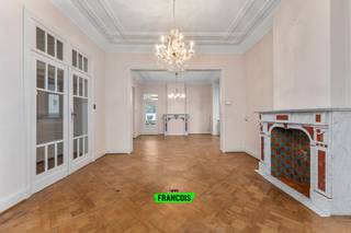 IMMO FRANCOIS MEETJESLAND PRESENTEERT OOSTVELDSTRAAT 222!<br /><br />WIJ VERWIJZEN U VOOR ALLE INFO &amp; DOCUMENTEN GRAAG DOOR NAAR ONZE WEBSITE: IMMOFRANCOIS.BE.<br /><br />WENST U EEN GRATIS EN VRIJBLIJVENDE VERKOOPSANALYSE MET WAARDEBEPALING VAN UW EIGENDOM? DARIO KOMT GRAAG BIJ U LANGS!<br /><br />Ontdek de authentieke elegantie van deze karaktervolle villa in cottagestijl, opgetrokken in 1929 naar een ontwerp van architect Ch. Sestig. Deze bijzondere eigendom maakt deel uit van het vastgesteld bouwkundig erfgoed en werd steeds met respect voor haar oorspronkelijke karakter verzorgd. Een unieke opportuniteit voor wie op zoek is naar stijlvol wonen met geschiedenis, centraal gelegen in Eeklo.<br /><br />De woning is praktisch ingedeeld over meerdere niveaus en biedt tal van mogelijkheden voor wie ruimte en functionaliteit weet te appreciëren. Bij het betreden van de leefruimtes wordt u meteen verwelkomd door een warme en charmante uitstraling. De villa beschikt over twee afzonderlijke leefruimtes, ideaal in te richten als salon, eetkamer of bureau. Aansluitend bevindt zich de keuken, met daarnaast een handige bijkeuken en een apart gastentoilet. Vanuit de keuken heeft u directe toegang tot het terras en de tuin.<br /><br />Op de eerste verdieping bevinden zich drie volwaardige slaapkamers, waarvan één met een aangenaam balkon. Verder vindt u hier de badkamer, uitgerust met een douche, toilet en lavabo. De zolderverdieping, bereikbaar via een vaste trap, biedt extra potentieel en kan ingericht worden als vierde slaapkamer, hobbyruimte of bureau.<br /><br />Buiten geniet u van een private, onderhoudsvriendelijke tuin waar rust en ontspanning centraal staan. Tot slot beschikt de woning over een garage en een oprit met bijkomende parkeermogelijkheden.<br /><br />Bent u op zoek naar een karaktervolle villa met uitstraling, historische waarde en een uitzonderlijke ligging in Eeklo? Aarzel dan niet om contact op te nemen met Dario Van Kerckvoorde van Immo Francois Meetjesland voor meer informatie of een bezoek ter plaatse.<br /><br />GRAAG ALS EERSTE OP DE HOOGTE VAN ONS AANBOD? 1) BEZORG ONS UW ZOEKVOORKEUREN EN WE HOUDEN CONTACT, 2) VOLG @IMMOFRANCOISMEETJESLAND VIA INSTAGRAM<br /><br />