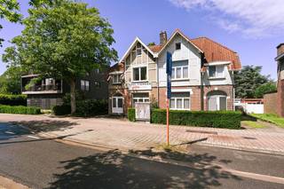 Bekijk dit pand uitgebreid op www.koosi.beDeze te renoveren woning met achterliggende magazijnen is gelegen op de Liersesteenweg in Mortsel.De locatie is uitermate geschikt voor kleine KMO’s en is zeer vlot bereikbaar.Te renoveren woningDe woning is vooraan gelegen en is voorzien van een ruime living, keuken en veranda.Op de verdiepingen kan men na grondige renovatie perfect 4 slaapkamers en 2 badkamers voorzien.Kort bij de woning vinden we een (ook te renoveren) garage die voorzien is van een zolder.Magazijn van 200m²Als we langs de woning naar achter wandelen vinden we rechts een magazijn van 200m². Dit magazijn is voorzien van een grote poort en is momenteel opgedeeld in 3 ruimtes.Dit magazijn heeft een apart kadasternummer en zou eventueel apart verkocht kunnen worden.Wat verder naar achter in de tuin is een zwembad gelegen die eventueel kan omgevormd worden tot zwemvijver.2 magazijnen/ateliers van 300m² en 160m²Nog verder naar achter op het perceel vinden we 2 magazijnen/ateliers die met elkaar verbonden zijn.De rechtse atelier heeft een grondoppervlakte van 80m² en bestaat uit een gelijkvloers en een verdieping. Het gelijkvloers is momenteel ingericht als zagerij, de verdieping dient als stockageruimte.De linkse atelier heeft een oppervlakte van 300m², is recent gebouwd en voorzien van een mooie vloer in gepolierde beton.Achter deze 2 ateliers ligt nog een stuk grond van 600m², deze grond is momenteel voorzien van enkele serres en dient op dit moment als moestuin.Het volledige perceel is momenteel ingekleurd als woongebied, de mogelijkheid om het uitvoeren van activiteiten in de magazijnen moet nagevraagd worden bij de dienst omgeving van de stad Mortsel.