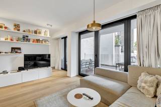 Op de 1e verdieping van het iconische gebouw “Edition”, gelegen aan de Louizalaan ter hoogte van de wijk Châtelain, presenteren wij een prachtig appartement met een oppervlakte van ongeveer 50 m².<br />Het appartement bestaat uit een inkomhal met gastentoilet, een leefruimte met open keuken van ongeveer 25 m² die toegang geeft tot het zuidwestgericht terras van 15 m², één slaapkamer en een badkamer. Kelder inbegrepen. Parkeerplaats beschikbaar voor €40.000.<br />Voorzien van driedubbele beglazing, een brandwerende deur, een energiezuinig gebouw en zonnepanelen. EPC: B+. Elektrische installatie conform. Vrij bij akte.<br />Uitstekend gelegen nabij openbaar vervoer, vlot bereikbaar met de wagen en dicht bij winkels. U zal gecharmeerd zijn door de ligging, de lichtinval en het terras. Een bezoek is absoluut de moeite waard!
