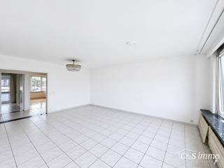 Instapklaar appartement met drie slaapkamers aan de Bosuil in een klein gebouw met garage. Een lichtrijk appartement op de 2e verdieping met terrasje.<br />Inkomhal, aangename en ruime leefruimte die dankzij de grote raampartijen geniet van veel natuurlijk licht. Aansluitend bevindt zich de keuken, uitgerust met een vaatwasser, elektrische kookplaat en dampkap.<br />Het appartement beschikt over drie slaapkamers (ca.15 - 8 - 7m²). Eén van de slaapkamers geeft bovendien toegang tot een terras met een bijzonder uitzicht op het stadion van Royal Antwerp FC.<br />Verder vindt u een badkamer voorzien van een ligbad, lavabo en toilet. Een aparte berging zorgt voor de nodige extra opbergruimte en maakt het geheel extra praktisch.<br />Autostaanplaats €100/maand.<br />Het appartement is beschikbaar vanaf 1 oktober, en wordt nieuw geschilderd opgeleverd.