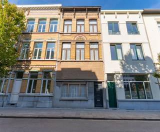 <p>Op een prachtige, brede en groene locatie, vlak bij de Italiëlei, bevindt zich deze ruime en karaktervolle stadswoning met een authentieke voorgevel, hoge plafonds en bijzonder veel mogelijkheden!</p><p>De woning beschikt over 6 à 7 slaapkamers en 2 badkamers en biedt daardoor een uitzonderlijke hoeveelheid ruimte. De verschillende kamers en leefruimtes laten uiteenlopende woonvormen toe: van een ruime gezinswoning tot kangoeroewonen, cohousing, een combinatie van wonen en werken of een woning met meerdere leefzones.</p><p>Ook de buitenruimte is een mooie troef. De woning beschikt over een gezellig koertje én een extra terras, waardoor er ook in het hart van de stad ruimte is om buiten te genieten.</p><p>De ligging is bijzonder interessant. De woning bevindt zich in een brede, aangename en groen omzoomde straat, op een steenworp van de Italiëlei. Verschillende campussen van de AP Hogeschool bevinden zich op wandelafstand, wat de locatie aantrekkelijk maakt voor gezinnen, studenten en investeerders. Ook het historische stadscentrum, openbaar vervoer, winkels, horeca en tal van andere voorzieningen zijn vlot bereikbaar.</p><p>De woning is onderhevig aan de renovatieplicht. Voor wie op zoek is naar een pand dat volledig naar eigen smaak en wensen kan worden gerenoveerd, biedt dit een mooie opportuniteit. De ruime structuur, hoge plafonds, vele kamers en authentieke voorgevel vormen een uitstekende basis om hedendaags wooncomfort te creëren met respect voor het karakter en de uitstraling van de woning.</p><p>Met 6 à 7 slaapkamers, 3 badkamers, meerdere leefruimtes, hoge plafonds, een koertje en een extra terras biedt deze woning een uitzonderlijke flexibiliteit. Of u nu op zoek bent naar een ruime gezinswoning, een woning voor kangoeroewonen, een cohousingproject of een pand met meerdere woon- en leefmogelijkheden: hier kan een bijzonder woonconcept worden gerealiseerd.</p><p>Een ruime en karaktervolle Antwerpse stadswoning met authentieke voorgevel en hoge plafonds, op een aantrekkelijke locatie en met een veelbelovende basis voor een renovatieproject.</p><p>Wenst u meer informatie of had u graag een bezichtiging gewenst? info@markasa.be of 03/827.72.92</p>