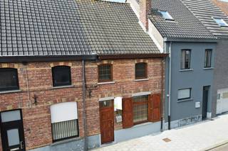 Welkom in deze charmante gesloten bebouwing gelegen in de Schaperijstraat. Deze woning vormt een interessante opportuniteit voor wie op zoek is naar een renovatieproject met potentieel of een starterswoning, waarbij u alles volledig naar eigen smaak en stijl kunt afwerken. <br /><br />Dit is dus de ideale starterswoning of voor iemand die na het conform plaatsen een goede investering zoekt.<br /><br /><strong>Ligging:</strong><br />De woning is gelegen in een rustige straat met een vlotte verbinding naar het centrum en de omliggende voorzieningen. Winkels, scholen en openbaar vervoer bevinden zich op korte afstand, wat zorgt voor een praktische en aangename woonomgeving.<br /><br /><strong>Indeling van de woning:</strong><br /><br /><strong>Gelijkvloers:</strong><br />Via de inkomhal betreedt u de woning en komt u in de woonkamer, die naadloos overgaat in de eetkamer. Aansluitend bevindt zich de keuken, met daarachter de badkamer. De leefruimtes bieden een solide basis voor een herinrichting tot een hedendaagse woonomgeving.<br /><br /><strong>Eerste verdieping:</strong><br />Op de eerste verdieping bevinden zich twee slaapkamers, die zich lenen voor diverse indelingsmogelijkheden, zoals een master bedroom en een kinderkamer of bureau.<br /><br /><strong>Tweede verdieping:</strong><br />Via een vaste trap in één van de slaapkamers bereikt u de zolderverdieping. Deze ruimte kan, mits de nodige werken, perfect worden omgevormd tot een extra slaapkamer, hobbyruimte of bureau.<br /><br /><strong>Buitenruimte:</strong><br />Achteraan beschikt de woning over een verrassend ruime tuin, een echte meerwaarde voor een gesloten bebouwing. Aangrenzend aan de woning is er bovendien een praktische buitenberging. <br /><br /><strong>Extra troeven:</strong><br />✅ Verrassend ruime tuin<br />✅ Vaste trap naar zolder<br />✅ Renovatiewoning met veel potentieel<br />✅ Rustige ligging met vlotte bereikbaarheid<br /><br />Deze woning is ideaal voor wie niet terugdeinst voor renovatie en op zoek is naar een pand met karakter, ruimte en potentieel. Een mooie kans om een woning volledig naar eigen wens te creëren.<br /><br /><strong>Interesse in dit renovatieproject? Neem gerust contact met ons op voor meer informatie of om een bezoek in te plannen.</strong>