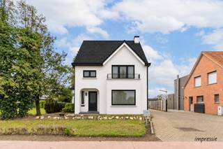 <p><strong><span>Centraal gelegen woning met 3 slaapkamers en polyvalente loods op een perceel van 1.022 m²</span></strong></p>
<p><span>De woning bevindt zich nabij het centrum van Retie, waardoor w</span><span>inkels, scholen en openbaar vervoer zich op korte afstand bevinden.<br /></span><span>Daarnaast geniet u van een goede verbinding met de omliggende gemeenten en de autosnelweg E34.</span></p>
<p><span>Via de inkomhal komen we binnen in de ruime woonkamer met aansluitend de royale eetkamer.<br /></span><span>Dankzij de verschillende raampartijen geniet deze ruimtes van veel natuurlijke lichtinval.</span></p>
<p><span>De centraal gelegen keuken beschikt over voldoende opbergmogelijkheden. Daarnaast is er een praktische kelder van circa 18m².</span></p>
<p><span>Op het gelijkvloers bevinden zich eveneens de wasplaats, een apart toilet en een veranda.</span></p>
<p><span>Via de traphal aan de inkomhal bereiken we de eerste verdieping, waar zich drie slaapkamers bevinden en een badkamer.</span></p>
<p><span>Buiten beschikt de woning over een ruim tuinaandeel. <br />De polyvalente loods vormt een mooie extra en is ideaal voor hobbydoeleinden, een atelier of extra opslagruimte.</span></p>
<p><strong><span>Kortom: <br />een ruime, centraal gelegen gezinswoning met heel wat potentieel, een grote tuin en tal van mogelijkheden voor wie graag zijn eigen stempel op een woning drukt.</span></strong></p>
<h3><span>Bijzonderheden</span></h3>
<ul>
<li><span>Perceel van 1.022m²</span></li>
<li><span>3 slaapkamers</span></li>
<li><span>Polyvalente loods</span></li>
<li><span>Groene omgeving</span></li>
<li><span>Centrale ligging nabij het centrum van Retie</span></li>
</ul>
<p></p>