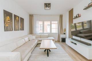 <p>Deze woning is een <strong>buitenkans</strong> in het centrum van Merksem.</p><p><br /></p><p>Op het gelijkvloers bevindt zich een <strong>aangename woonkamer</strong> die toegang geeft tot de recent <strong>gerenoveerde keuken</strong> en douchekamer.</p><p><br /></p><p>De buitenruimte is deels <strong>overkapt</strong> wat extra mogelijkheden biedt om buiten te <strong>genieten </strong>bij minder goed weer. Naast de woning is eveneens een overkapping waar plaats is voor <strong>2 wagens </strong>met <strong>laadmogelijkheid.</strong></p><p><br /></p><p>Op de eerste verdieping bevindt zich de <strong>masterbedroom</strong>, een <strong>royale badkamer </strong>met ligbad en aansluitingen voor wasmachine en droogkast.</p><p><br /></p><p><span>Op de tweede verdieping zijn er </span><strong>2 ruime kinderkamers</strong><span>.</span></p><p><br /></p><p>Troeven: - <strong>3 ruime slaapkamers</strong> -<strong> parkeermogelijkheid</strong> voor 2 auto's met laadfaciliteit - (deels overdekte) <strong>buitenruimte</strong> met zuidoostelijke oriëntatie - <strong>instapklaar</strong> - <strong>zonnepanelen/thuisbatterij 10kW</strong></p>