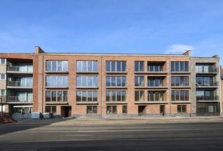 Welkom thuis in residentie ‘t Park - waar wonen een ervaring wordt.<br /><br />Dit energiezuinig nieuwbouwproject (E10), dat luxueus wonen combineert met een centrale ligging, is gelegen aan de Turnhoutsebaan en op wandelafstand van het Rivierenhof. Dit project biedt een perfecte balans tussen een stedelijke dynamiek en hedendaags comfort.<br />Residentie ’t Park geniet van een strategische ligging, waardoor bewoners profiteren van diverse voorzieningen als het Wijnegem Shopping Center, restaurants en recreatieve activiteiten in het Rivierenhof. Het bruisende stadsleven ligt binnen handbereik, terwijl het residentiële karakter van Deurne zorgt voor rust en ontspanning.<br /><br />Alle appartementen zijn ontworpen met aandacht voor ruimte en comfort.<br />Deze worden afgewerkt met hoogwaardige materialen en met oog op energiezuinigheid.<br /><br />De verkoop geschiedt onder BTW op het constructie-aandeel en registratierechten op het grondaandeel en onder de voorwaarden van de wet Breyne.<br /><br />Residentie ’t Park in punten:<br />- 6% BTW<br />- Warmtepompen<br />- BEN Appartementen<br />- Zonnepanelen<br />- Veel lichtinval<br />- Privé terrassen en/of tuin<br />- Ondergrondse autostaanplaatsen<br /><br />Voor meer informatie, aarzel niet ons te contacteren op nummer 03/337.50.70 of surf naar www.vbpartners.be/nieuwbouw